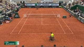 今のやつ、どうやって打った？小田凱人、背面からのエグいアングルショットに会場から「おお～」と大きなどよめき／テニス・全仏オープン