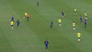 「鎌田だけ異次元だったな」鎌田大地“別格”ノールックパスに脚光「全てにおいてレベチ」豪代表FWの一手先を読むワンタッチパスで局面打開した瞬間