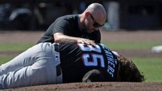 前代未聞の「奇妙な出来事」　投球練習後に捕手の二塁送球が投手の頭部を直撃　衝撃シーンに米騒然「恐ろしい瞬間」