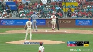 痛っ！ 大谷翔平のフルスイング弾丸ファールが審判直撃…「大丈夫？」あまりの衝撃にキャッチャーは審判とハグ