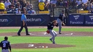 一体、何が起きた…？ 投球練習後に想定外のアクシデント…“予期せぬ悲劇”「危ねえ！」「大丈夫かよ…」マ軍投手の頭部に捕手の送球が直撃