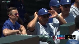 「大大大誤審だろ」ドジャース・ロバーツ監督が“怒”！リクエスト→まさかの判定にファン騒然「どう見てもセーフだろ！」「ビデオ判定の意味」