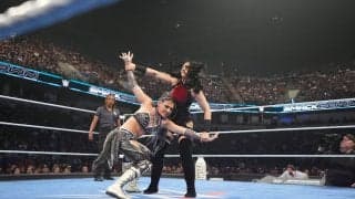 人気日本人女子レスラーがアクロバティックな“ケツ固め”応酬…“親友”との「相性抜群」技のかけ合いにファン大熱狂