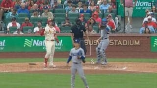 やってらんねえ！山本由伸に“打者がイライラ”… バットをぶん投げる「そらキレる」三振凡退リアクションが話題に「無双状態だな」