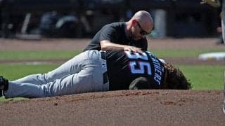 弱小球団に戦慄の“事故”　球審も凍りつく…倒れ込んだ選手にSNS悲鳴「最悪だな」