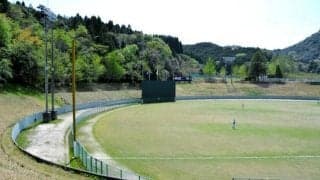 KKコンビが高校最後の公式戦　ラッキーゾーンがいまも残る球場