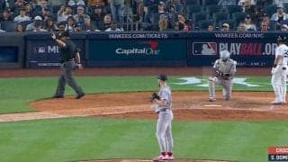 審判に一体、何が？ 突然歩き出した…“まさかの展開”「怖いな」「みんなキレすぎ」ベンチからの叫びで“異変” ヤ軍に起きた退場劇が話題に