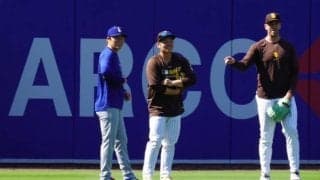 山本由伸と松井裕樹が談笑　首位攻防戦のピリピリの裏で…和やかムード、園田通訳も加わる