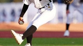 球速アップに必須…“軸足に乗る”感覚を伝えるには？　開き・突っ込みを正す股関節ドリル