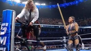 これは痛い…日本人女子レスラーの容赦ない“竹刀フルスイング”が顔面直撃で悶絶…「バチーン！」鳴り響く衝撃音に会場騒然