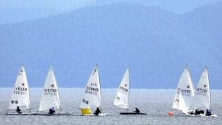 猪苗代湖でヨットレース　巧みに帆を操り順位競い景色も堪能
