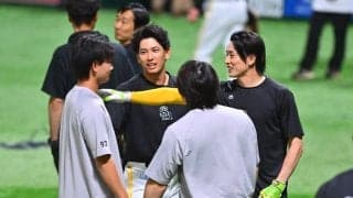 巨人・井上温大が周東佑京に謝罪　前日に頭部死球で危険球退場…試合前に頭を下げる