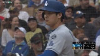 腰をトントン…大谷翔平もお疲れ？遠征＆13連戦にライブBPも「腰痛そう」「大丈夫？」の声も続々