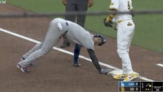 一体、何が起きた？ 大谷翔平、牽制された直後に“まさかの光景”「何してんだよw」予想外のリアクションが話題に「面白すぎる」