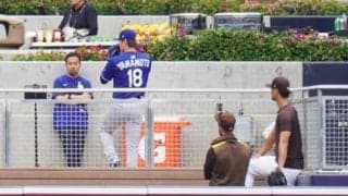 山本由伸のブルペン、ダルビッシュが真横で見学　投球に熱視線…前日には長時間の談笑