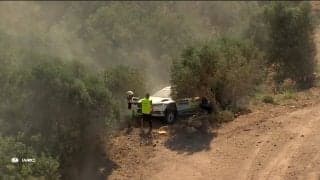 一体、何が！？ラリー車が崖スレスレで「打ち上げられた」壮絶クラッシュにドライバーは“大激怒” ノートを車内に叩きつけて悔しがる