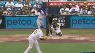 一体、何が起きた…？ フリーマンの打球に“投手がイライラ”「そらキレる」「八つ当たりやん」 “痛恨の捕球ミス”→マウンドを蹴り上げる