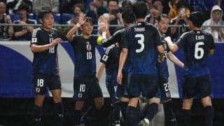 ｢そうか！違和感はそこかw｣｢すごいしゃがんでる笑｣日本代表DF20歳の試合前“初体験ショット”が話題！｢一番背が高いのに｣｢1列目！新鮮｣の声