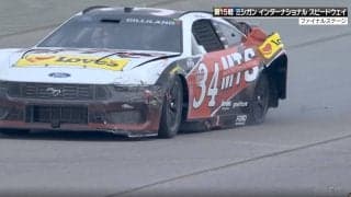 「派手にいった」マスタングが“無惨な姿”に…パーツが次々に落下→走行不能に「タイヤ付いてないですね」放送席も騒然