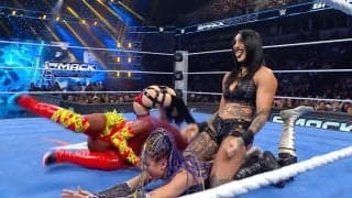 「やりたい放題だ」人気日本人女子レスラー、顔面からリングに落ち悶絶…“最恐”女子レスラーの「容赦ない」パワー技の被害に