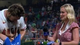 やりすぎ！ 名物レポーター・エリカさん、“まさかの珍ハプニング”「これはヤバい」 インタビュー中に大変なことになる「めっちゃ雰囲気いいなｗ」