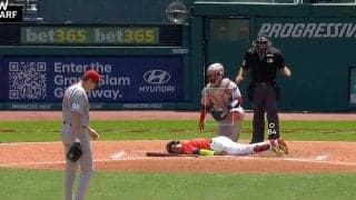 一体、何が起きた！？ 死球直撃でハプニング…“まさかの展開”　倒れこんで動かない… 打者のリアクションが話題に「これはビビる」