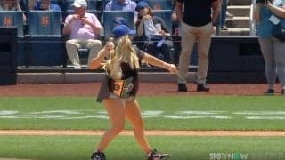 “筋肉バービー人形” WWE女子王者、ノーバン投球で“まさかの展開”「スゴすぎる」 独特なフォーム→とんでもないボールを投げてしまう