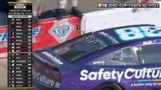 何か刺さっている！？シボレーに「抜き忘れ」で珍事 「あんなに豪快にバックしちゃダメ」解説も苦笑