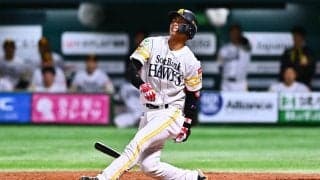 鷹にアクシデント…今宮健太が負傷交代　スイングで体勢崩し苦悶の表情、代打送られる