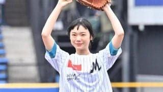 ポニテ美女が「ちょー可愛い」　ショーパンから豪快投球…まさかの結果に“ウフフ”