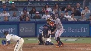 「ズバッと決まった」ドジャースの“野手登板男”、渾身87マイル直球が驚きの結果に…山本由伸ら味方ベンチも大喜び→本人も“超ドヤ顔”の瞬間