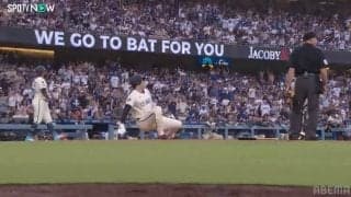 どうした？ 大谷翔平、圧巻2本塁打に隠れて…ホームで突如“一回転”の珍プレー まさかの出来事に本人もファンも大爆笑の一部始終「すってんころりん」