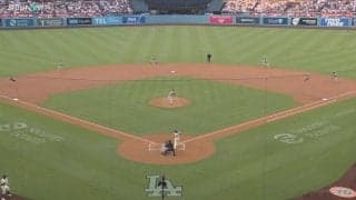 大谷翔平、11試合ぶり待望ホームランのボールは“争奪戦”に…いきなりの先頭打者弾→ファンに“直撃”の不運 カメラが捉えた一部始終