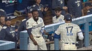 「やばい量のヒマワリが」大谷翔平の久々2ホーマーを“超大喜びで”仲間が出迎えたシーンが話題…カメラが捉えた“やりすぎ”セレブレーション