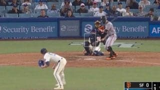 なんだこれは…？ 野手登板のキケ、謎のボールで“まさかの展開”「ヤバすぎるw」 相手打者が思わず動けなくなる「これはビビる」