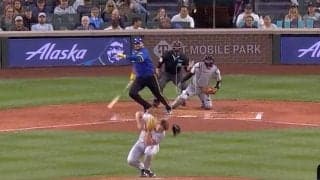 球場騒然！ 爆速ピッチャーライナーが頭部直撃… “まさかの光景”「ウソだろ？」 予想外のリアクションが話題に「大丈夫かよ」