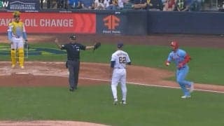 報復死球か？ ぶつけられた打者が投手に向かっていく…“まさかの展開”「怖すぎる」 不穏すぎる“謎のシーン”に球場騒然