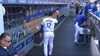 一体、何が起きた…？ 大谷翔平、ボールを投げて“謎の行動”「どうした」 ベンチ内でウロウロ… 珍しい姿にファン騒然