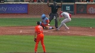 「これは珍しい」菅野智之のボールで“想定外のハプニング”…まさかの光景「エグいな」 変化球が曲がりすぎて打者に死球直撃