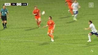 「変態すぎる…」元日本代表MFの“衝撃テクニック”にSNS沸騰！「めっちゃ簡単に難しいプレーやるやん」「意味わからん」乾貴士が神トラップ→スルーパスの一部始終