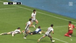 「絶対PK」「逆にシミュレーションに見える」J2リーグで物議を醸す判定！ 解説者も困惑した“微妙すぎる接触”の一部始終「VAR導入しませんか」