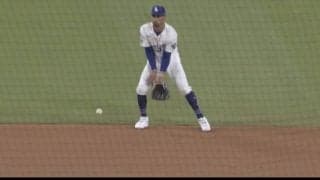 もうワケ分からん！ ド軍ベッツに爆速ゴロ…“まさかの光景”「エグすぎる」「すげえw」捕球直前に体勢がスゴいことになる「反射神経ハンパない」