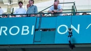  看板落下し観客搬送、会場騒然 