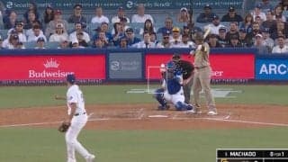 一体、何が起きた…？ 暴れん坊マチャドが“まさかの行動”「怖すぎるだろ」 相手投手がボールを投げてるのに… 予想外のリアクションが話題に