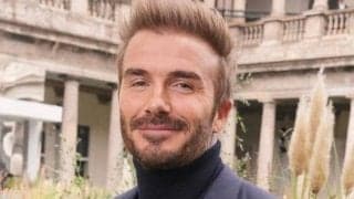 ｢あなたをとても愛しています｣ナイトの爵位授与のベッカムを元スパイス・ガールズ妻が祝福！超デレデレ顔のバックハグショットも