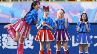 人気美女アイドルが独特リズムの1球　ピンクスカートの投球「足を上げてキャン」