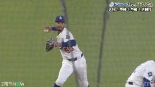 「気持ち良すぎだろ」ドジャースのベッツ&フリーマンが魅せた“華麗なるファインプレー”にファン大興奮…投手も思わず「ワオ！」驚きの美技