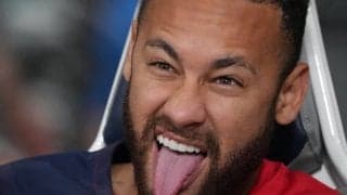 ｢野獣カップル｣の声も…ブラジル代表ネイマール、第ニ子妊娠中の超美人モデルと“舌出し”濃厚スキンシップ写真に反響