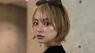 ｢美人界の日本代表｣噂の美人すぎるW杯サポーター、金髪ロング＆露出度高めのギャルビジュに｢安室ちゃんみたい｣｢ガチ美人過ぎる｣