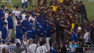 両軍もみくちゃ…死球発端で監督らが怒り爆発！「乱闘きた」「やばいぞ」ドジャース戦で起きた“大事件”の様子